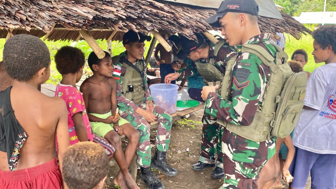 Bentuk Kepedulian Antar Sesama, Satgas Yonif 131/BRS Bagikan Makanan Gratis Untuk Masyarakat Papua