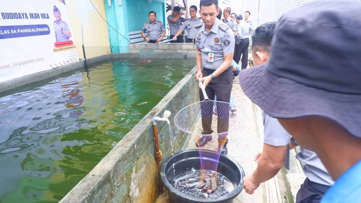 Lapas Narkotika memberikan bansos kepada warga binaan