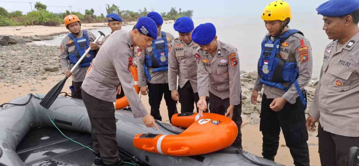 Kasat Polair Polres Bangka Tengah Iptu Tommy, SH, MM beserta jajarannya yakni kehadiran satu unit alat khusus keselamatan REMOTE CONTROL SAVER U-Safe atau biasa disebut U-Safe atau pelampung remot kontrol.