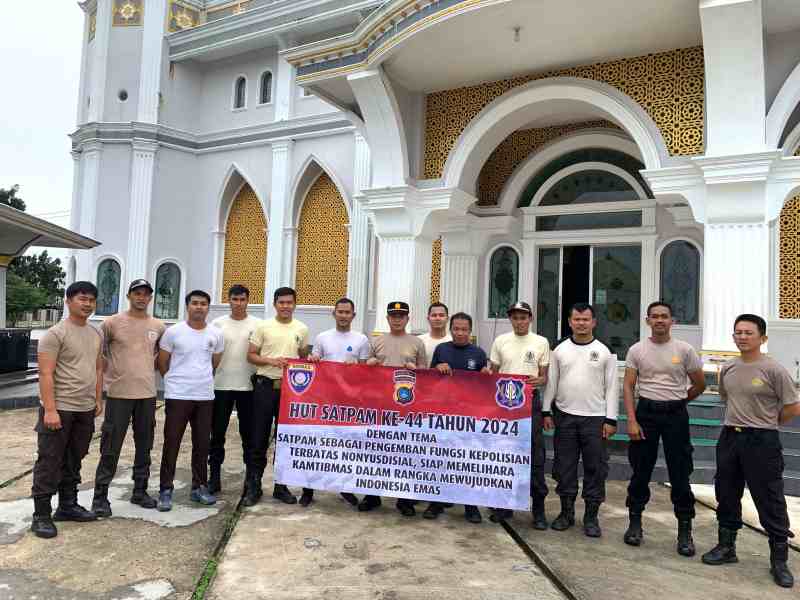 Satuan Pengamanan (Satpam) ke-44 tahun 2024, Polres Bangka Tengah melaksanakan Bakti Sosial Religi di Masjid Jami Koba