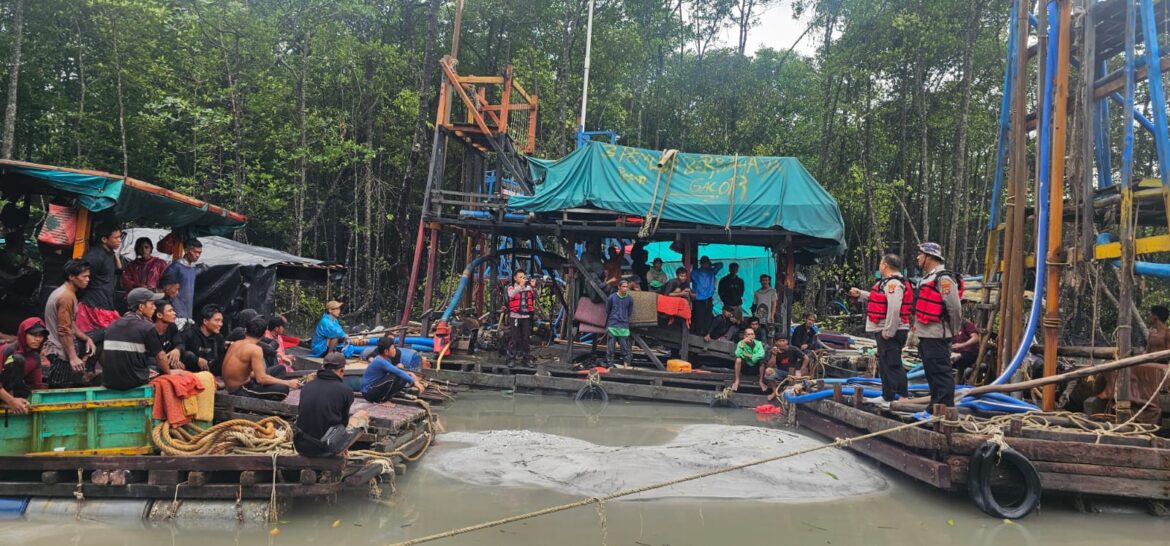 Kasat Polairud Polres Bangka, Iptu Arief mengingatkan kepada para penambang pentingnya menjaga kelestarian kawasan mangrove yang memiliki peran vital dalam ekosistem pesisir.