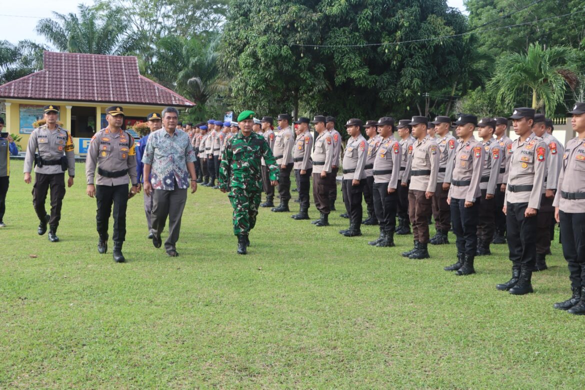 Kapolres Bangka Tengah membacakan amanat Kapolri dalam apel tersebut, menekankan pentingnya apel gelar pasukan sebagai langkah untuk mengecek kesiapan personel dan sarana prasarana pendukung operasi.