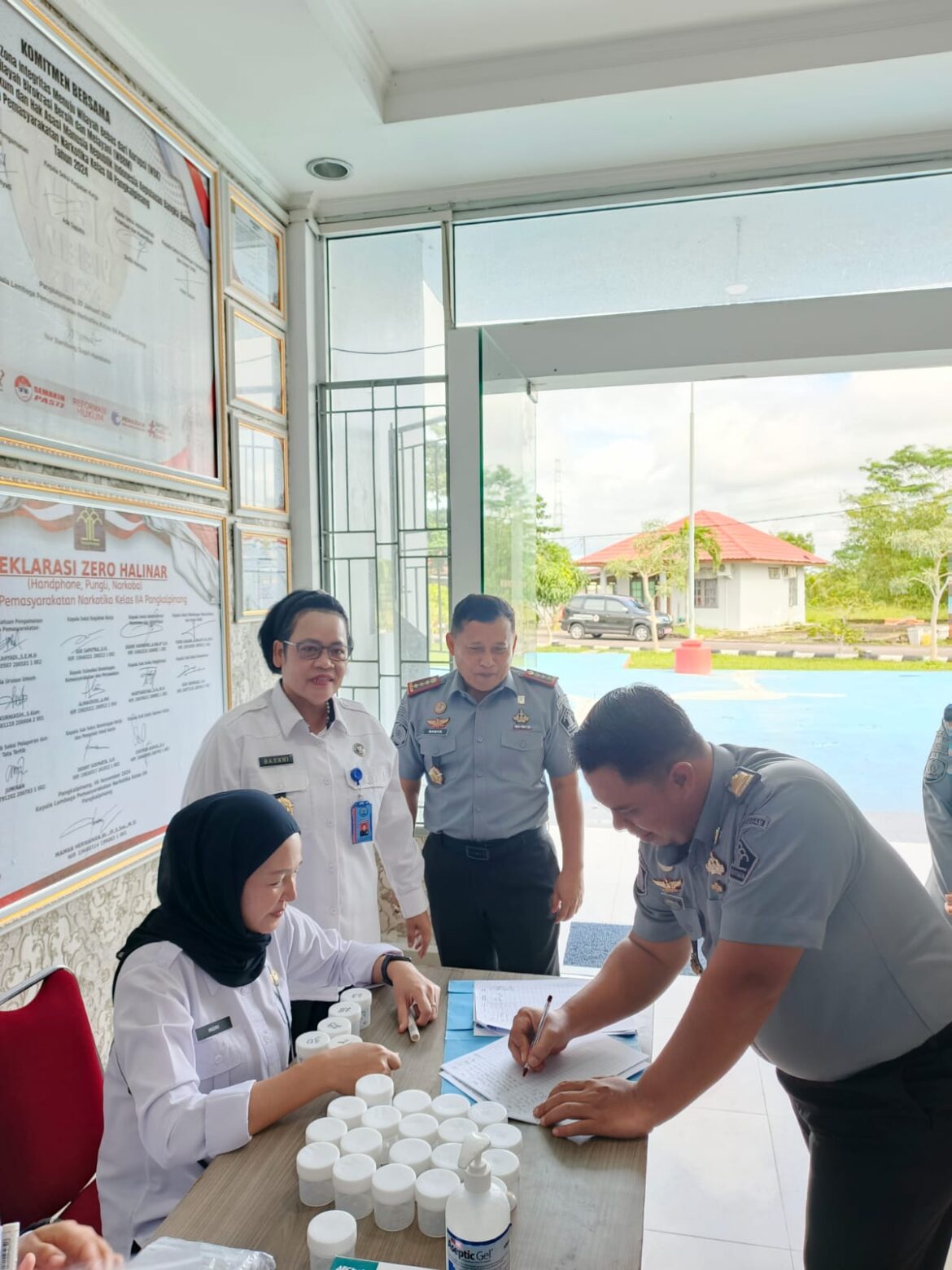 Wujud Pencegahan Peredaran Narkoba di Dalam Lapas, BNN dan Lapas Narkotika Pangkalpinang Adakan Tes Urine bagi Seluruh Pegawai