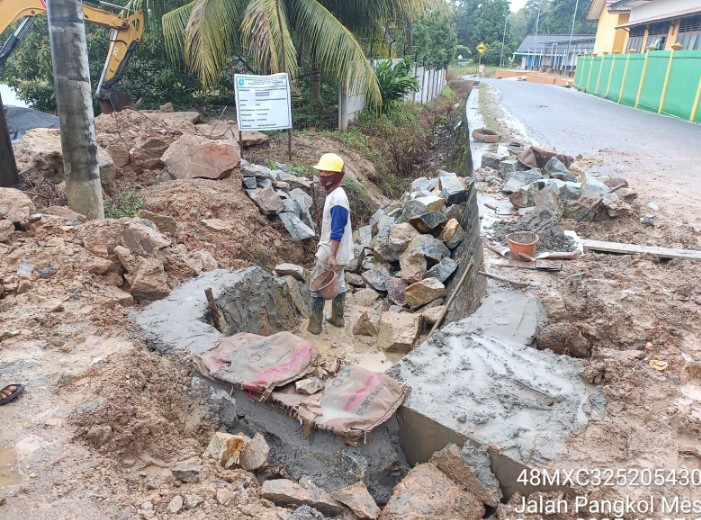 Eddy Kurnia Bungkam Di Konfirmasi, Swakelola tipe 1 Beli Boxcolve, Batu Gunung, Pasir, Semen, Dan Gaji Pekerja.