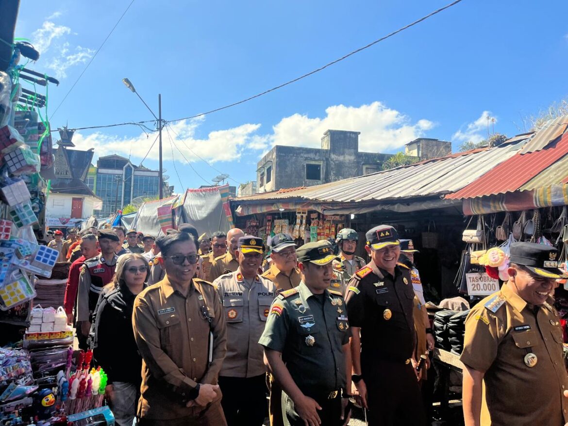 Polres Tanah Karo, Berikan Pengamanan Kegiatan Sidak Bupati Karo dan Forkopimda di Pusat Pasar Kabanjahe