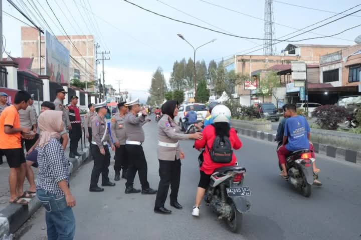 Kapolres Tanah Karo, Lanjutkan Berbagi, Bagikan Takjil di Depan Mapolres