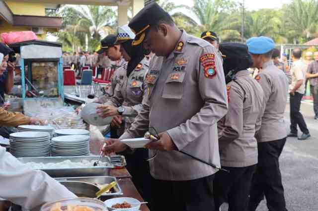 Usai pelaksanaan apel, kegiatan dilanjutkan dengan halal bihalal antara Kapolres, para pejabat utama, para Kapolsek jajaran, dan seluruh personel Polres Bangka Tengah.