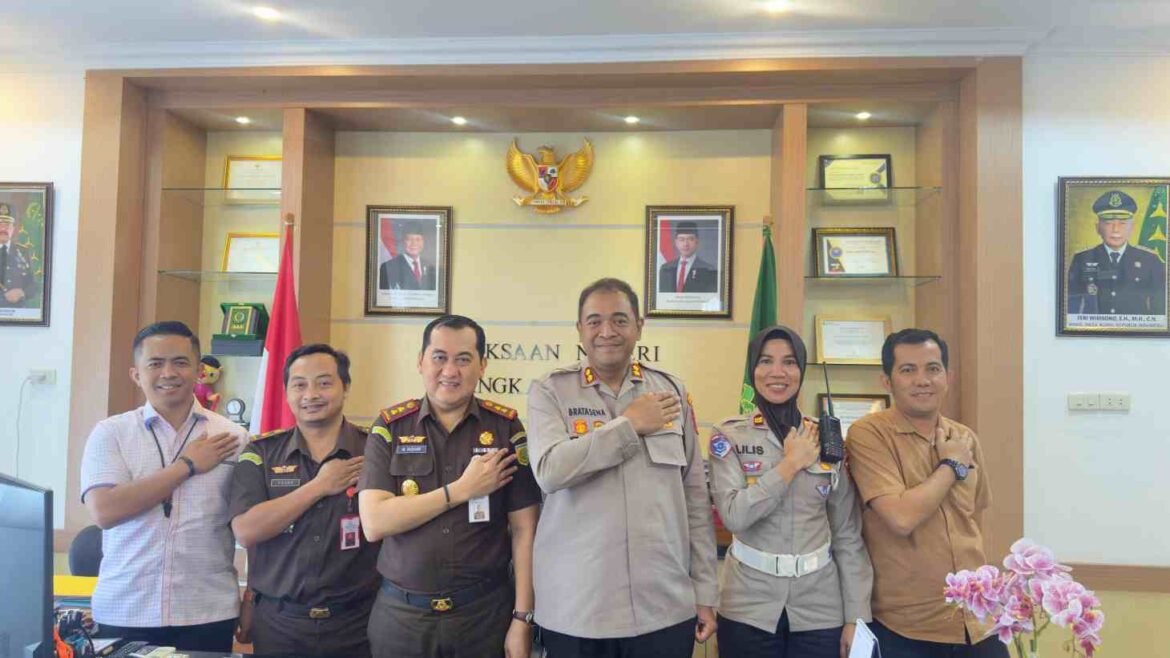 Dalam kunjungan tersebut, Kapolres turut didampingi oleh Kasat Lantas, Kasat Reskrim, dan Kasat Intelkam Polres Bangka Tengah. 