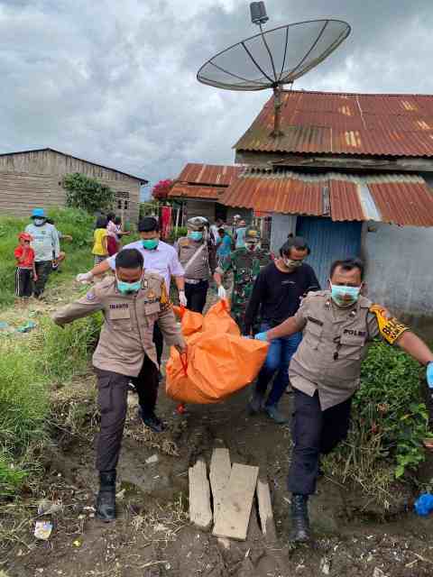 Polsek Berastagi dan Unit Inafis Satreskrim Polres Tanah Karo, Evakuasi Penemuan Mayat Gantung Diri di Desa Gurusinga 