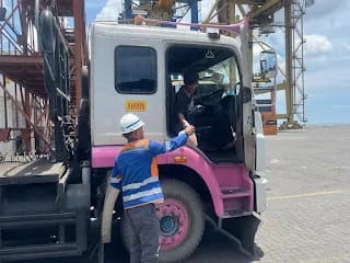 Dukung Kesejahteraan Pekerja Lewat Program Pelindo Peduli, PT. PMT Bagikan Ribuan Makanan Gratis