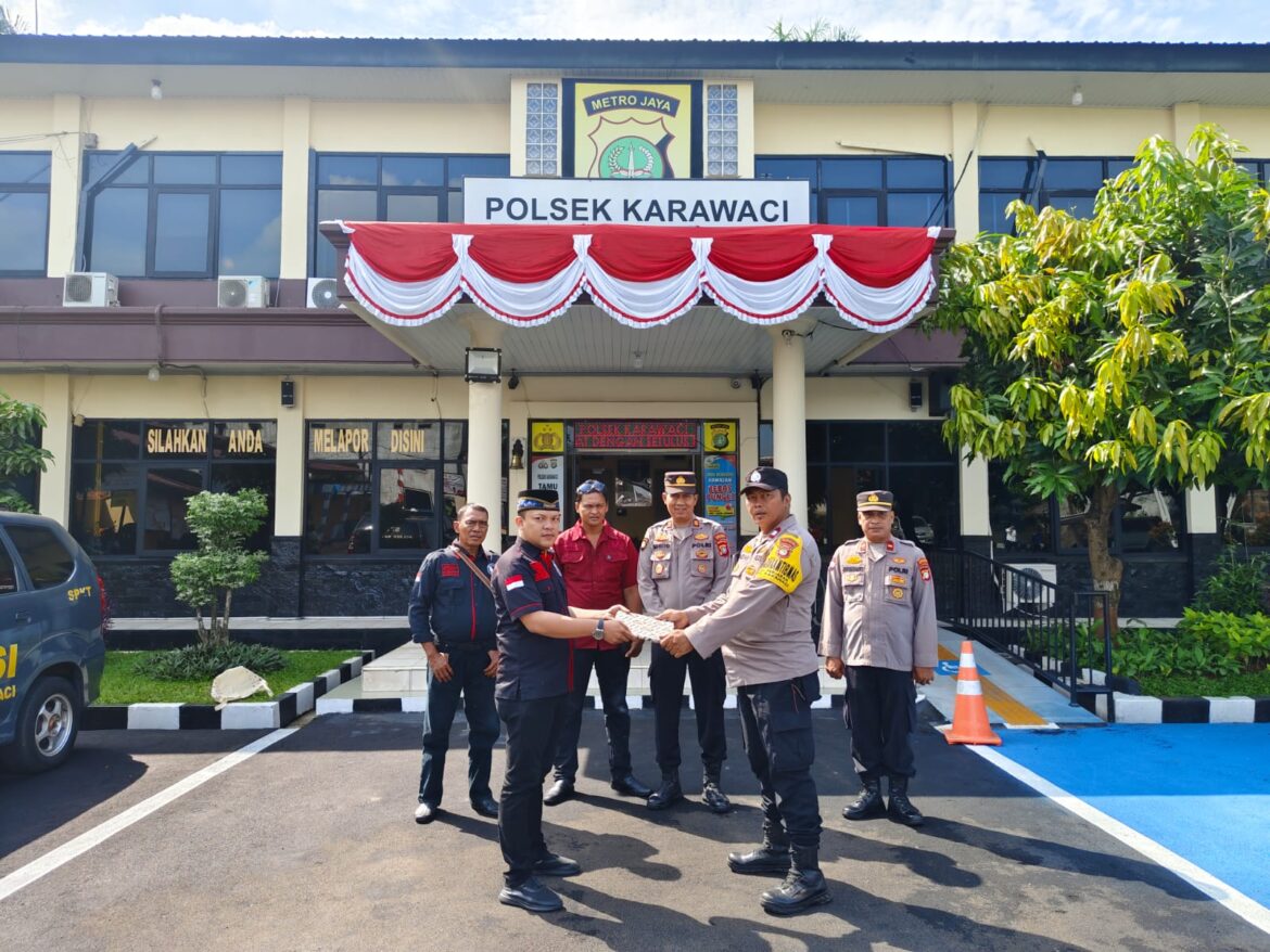 Menyambut Hut Bayangkara Ke-79 Th 2025 , Ketua LSM Gias Berikan Piagam Kepada Garda Polri