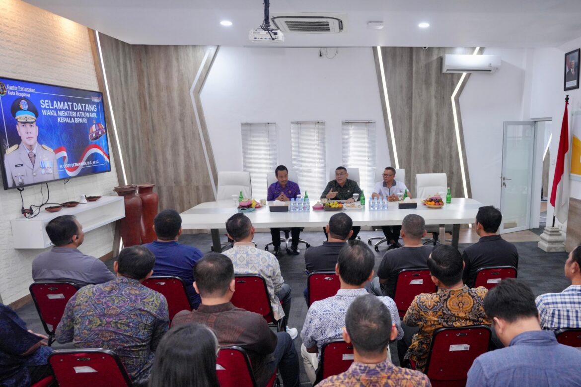 Tinjau Kantah Kota Denpasar, Wamen ATR/Waka BPN Tekankan Pentingnya Budaya Melayani