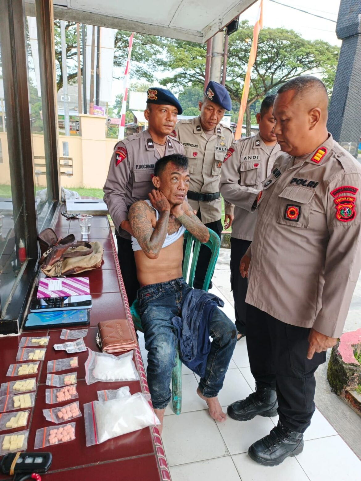 Brimob Merespon Cepat Aduan Masyarakat di Tanjung Morawa, Pria Kecelakaan Ternyata Bawa Narkoba