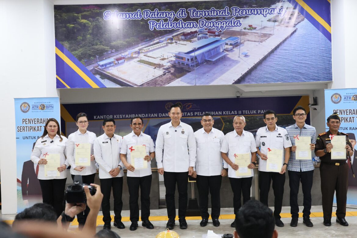 Serahkan 160 Sertipikat Tanah kepada Pemda dan Masyarakat Sulteng, Wamen Ossy Tekankan Bentuk Komitmen Negara Hadirkan Kepastian Hukum